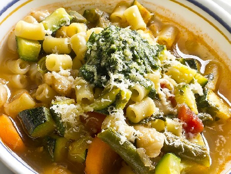 Зеленчукова супа с паста макарони, бял и зелен боб, тиквичка, песто и пармезан - снимка на рецептата